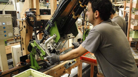 Por sectores, la mayor alza salarial pactada la registró la industria (+1,14%), seguido de los servicios (+1,06%), la agricultura (+0,91%), y la construcción (+0,59%).- EFE Por sectores, la mayor alza salarial pactada la registró la industria (+1,14%), seguido de los servicios (+1,06%), la agricultura (+0,91%), y la construcción (+0,59%).- EFE