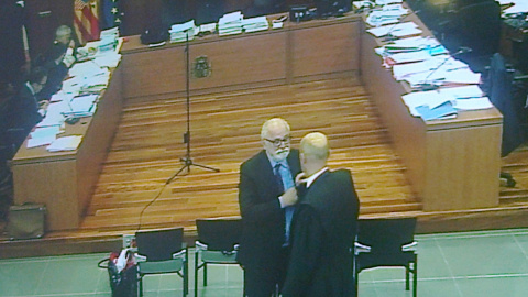 El exviceconsejero de Obras Públicas de Marcelino Iglesias, Carlos Esco, charla con su abogado durante una de las sesiones del juicio del caso Pagarés.