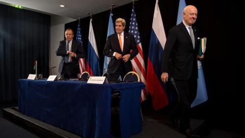 El secretario de Estado estadounidense, John Kerry (centro); el ministro de Exteriores ruso, Sergei Lavrov (izquierda); enviado especial de la ONU del secretario general para Siria, Staffan de Mistura (derecha), tras la rueda de prensa. / S El secretario de Estado estadounidense, John Kerry (centro); el ministro de Exteriores ruso, Sergei Lavrov (izquierda); enviado especial de la ONU del secretario general para Siria, Staffan de Mistura (derecha), tras la rueda de prensa. / S