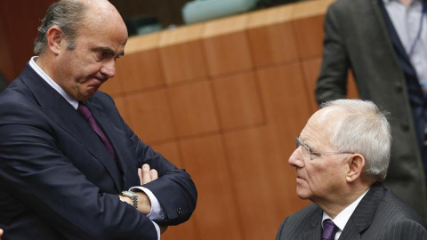 El ministro español de Economía en funciones, Luis de Guindos, conversa con el ministro alemán de Economía, Wolfgang Schaeuble. EFE El ministro español de Economía en funciones, Luis de Guindos, conversa con el ministro alemán de Economía, Wolfgang Schaeuble. EFE