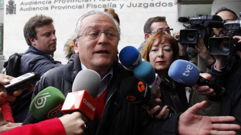 El exconcejal de Hacienda del Ayuntamiento de Valencia, Silvestre Senent (PP), atiende a los medios de comunicación a su llegada a los juzgados de la Ciudad de la Justicia, donde ha declarado que a él le consta que no hubo blanqueo en el gr