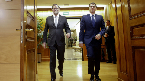 El presidente del Gobierno, Mariano Rajoy, y el líder de Ciudadanos, Albert Rivera, a su llegada a la reunión que han mantenido hoy en el Congreso.- EFE El presidente del Gobierno, Mariano Rajoy, y el líder de Ciudadanos, Albert Rivera, a su llegada a la reunión que han mantenido hoy en el Congreso.- EFE