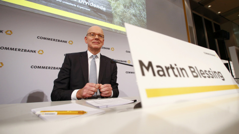 El consejero delegado de Commerzbank, Martin Blessing, al inicio de la presentación de los resultados anuales del segundo banco alemán. REUTERS/Ralph Orlowski El consejero delegado de Commerzbank, Martin Blessing, al inicio de la presentación de los resultados anuales del segundo banco alemán. REUTERS/Ralph Orlowski