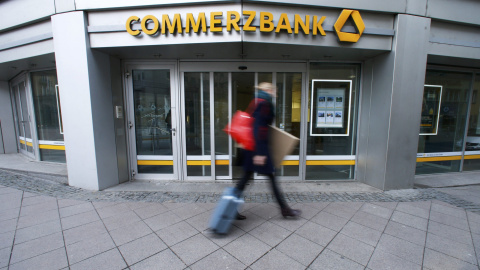 Un peatón pasa por delante de una sucursal de Commerzbank, en Fráncfort. REUTERS/Ralph Orlowski Un peatón pasa por delante de una sucursal de Commerzbank, en Fráncfort. REUTERS/Ralph Orlowski