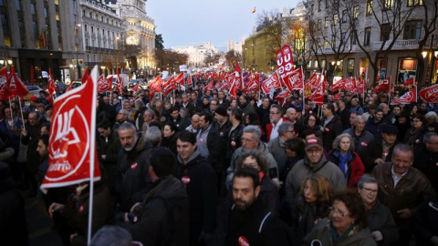 La manifestación convocada por todo el movimiento sindical madrileño en solidaridad con "los 8 de Airbus", que ha transcurrido hoy entre Cibeles y Sol, en Madrid. EFE/Zipi La manifestación convocada por todo el movimiento sindical madrileño en solidaridad con "los 8 de Airbus", que ha transcurrido hoy entre Cibeles y Sol, en Madrid. EFE/Zipi