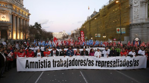 Un momento de la manifestación convocada por todo el movimiento sindical madrileño en solidaridad con "los 8 de Airbus", que ha transcurrido entre Cibeles y Sol, en Madrid. EFE/Zipi Un momento de la manifestación convocada por todo el movimiento sindical madrileño en solidaridad con "los 8 de Airbus", que ha transcurrido entre Cibeles y Sol, en Madrid. EFE/Zipi