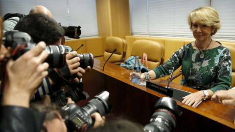 La presidenta del PP de Madrid, Esperanza Aguirre, durante su comparecencia en la comisión de corrupción de la Asamblea de Madrid para analizar las contrataciones efectuadas por la Agencia de Informática y Comunicaciones (ICM) autonómica, i La presidenta del PP de Madrid, Esperanza Aguirre, durante su comparecencia en la comisión de corrupción de la Asamblea de Madrid para analizar las contrataciones efectuadas por la Agencia de Informática y Comunicaciones (ICM) autonómica, i