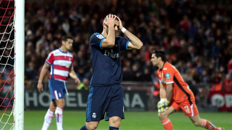 Benzema se lamenta durante el partido ante el Granada. EFE/Pepe Torres Benzema se lamenta durante el partido ante el Granada. EFE/Pepe Torres
