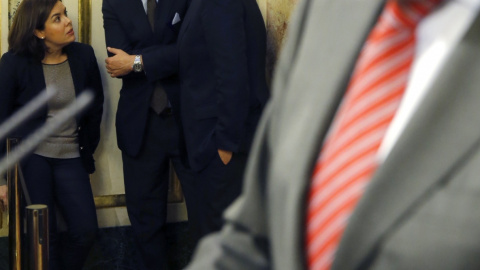 La vicepresidenta del Gobierno en funciones, Soraya Saénz de Santamaría, conversa entre otros,con Jorge Moragas, director de la campaña electoral de PP durante la comparecencia del presidente del Gobierno en funciones, Mariano Rajoy, tras La vicepresidenta del Gobierno en funciones, Soraya Saénz de Santamaría, conversa entre otros,con Jorge Moragas, director de la campaña electoral de PP durante la comparecencia del presidente del Gobierno en funciones, Mariano Rajoy, tras