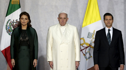 El papa Franscisco, junto a Peña Nieto, presidente de México, y Angelica Rivera, primera dama. REUTERS/Max Rossi El papa Franscisco, junto a Peña Nieto, presidente de México, y Angelica Rivera, primera dama. REUTERS/Max Rossi