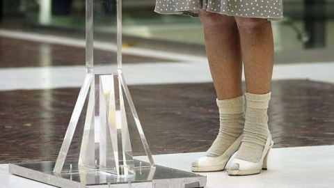 Los pies de Esperanza Aguirre mientras ofrecía una rueda de prensa donde explicaba el atentado que sufrió en Bombay. / Archivo. Los pies de Esperanza Aguirre mientras ofrecía una rueda de prensa donde explicaba el atentado que sufrió en Bombay. / Archivo.