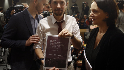 Pablo Iglesias durante la presentación del documento que ha ofrecido a PSOE, Podemos e IU.- REUTERS Pablo Iglesias durante la presentación del documento que ha ofrecido a PSOE, Podemos e IU.- REUTERS