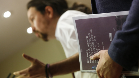 Pablo Iglesias durante la presentación del documento que ha ofrecido a Podemos, IU y Compromís para formar un gobierno de cambio. - REUTERS Pablo Iglesias durante la presentación del documento que ha ofrecido a Podemos, IU y Compromís para formar un gobierno de cambio. - REUTERS