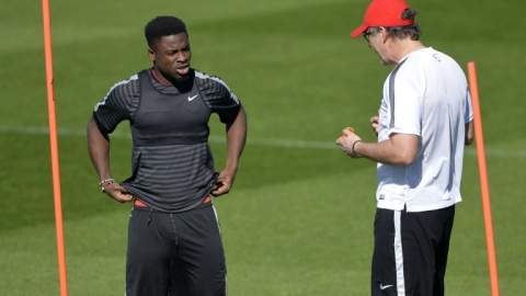 Fotografía de archivo de Serge Aurier junto a Laurent Blanc en un entrenamiento. /AFP Fotografía de archivo de Serge Aurier junto a Laurent Blanc en un entrenamiento. /AFP