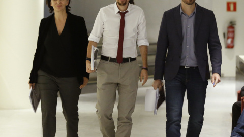 El secretario general de Podemos, Pablo Iglesias, acompañado por el portavoz económico del partido, Nacho Álvarez, y la diputada Carolina Bescansa, antes de presentar en el Congreso su oferta de programa de gobierno de coalición con el PSOE El secretario general de Podemos, Pablo Iglesias, acompañado por el portavoz económico del partido, Nacho Álvarez, y la diputada Carolina Bescansa, antes de presentar en el Congreso su oferta de programa de gobierno de coalición con el PSOE