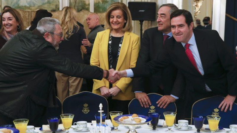 El secretario general de UGT, Cándido Méndez, saluda al presidente de CEPYME, Antonio Garamendi.- EFE