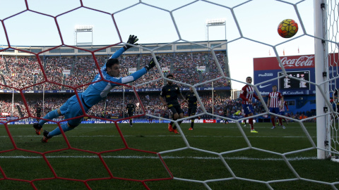 Vista de las gradas del Vicente Calderón desde el fondo de una portería en el Atlético-Sevilla de Liga. /REUTERS Vista de las gradas del Vicente Calderón desde el fondo de una portería en el Atlético-Sevilla de Liga. /REUTERS