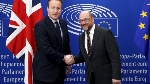 El primer ministro británico, David Cameron, saluda al presidente del Parlamento Europeo, Martin Schulz. - REUTERS El primer ministro británico, David Cameron, saluda al presidente del Parlamento Europeo, Martin Schulz. - REUTERS