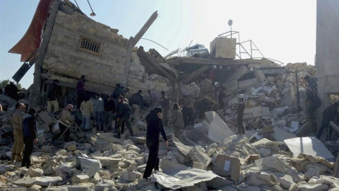 Fotografía facilitada por Médicos Sin Fronteras (MSF) que muestra un hospital apoyado por la organización destruido durante un ataque aéreo en Idlib. - EFE Fotografía facilitada por Médicos Sin Fronteras (MSF) que muestra un hospital apoyado por la organización destruido durante un ataque aéreo en Idlib. - EFE