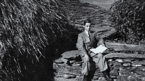 Xesús Mato, junto al pajar de su casa, en 1951. Xesús Mato, junto al pajar de su casa, en 1951.