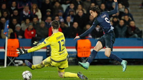 Cavani marca el gol del triunfo del PSG por debajo de la piernas de Courtois. /REUTERS Cavani marca el gol del triunfo del PSG por debajo de la piernas de Courtois. /REUTERS