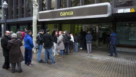 Clientes a las puertas de una oficina de Bankia. /EFE Clientes a las puertas de una oficina de Bankia. /EFE