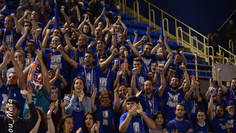 La peña Fuenlabrada Blues es conocida por sus cánticos y su contínuo apego al equipo. La peña Fuenlabrada Blues es conocida por sus cánticos y su contínuo apego al equipo.