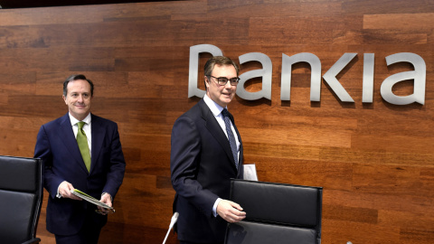El consejero delegado de Bankia, José Sevilla, y el director general adjunto de Banca de Particulares de Bankia, Fernando Sobrini, a su llegada a la rueda de prensa en la que han desvelado la propuesta de la entidad para que los pequeños in El consejero delegado de Bankia, José Sevilla, y el director general adjunto de Banca de Particulares de Bankia, Fernando Sobrini, a su llegada a la rueda de prensa en la que han desvelado la propuesta de la entidad para que los pequeños in