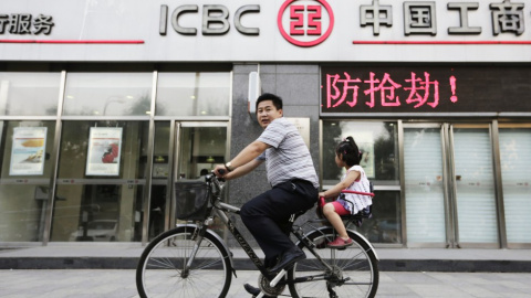 Un hombre pasa con su bicicleta por delante de una oficina del banco ICBC en Pekin. REUTERS Un hombre pasa con su bicicleta por delante de una oficina del banco ICBC en Pekin. REUTERS