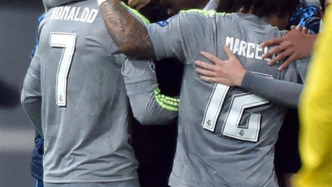 Cristiano celebra con Zidane y otros jugadores del Madrid su gol a la Roma. EFE/ETTORE FERRARI Cristiano celebra con Zidane y otros jugadores del Madrid su gol a la Roma. EFE/ETTORE FERRARI
