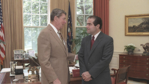 Antonin Scalia junto a Ronald Reagan en una fotografía de julio de 1986. - REUTERS Antonin Scalia junto a Ronald Reagan en una fotografía de julio de 1986. - REUTERS