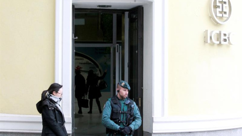 Un agente de la Guardia Civil controla ayer por la tarde la entrada a la sede del banco chino ICBC, en el centro de Madrid. /EFE Un agente de la Guardia Civil controla ayer por la tarde la entrada a la sede del banco chino ICBC, en el centro de Madrid. /EFE