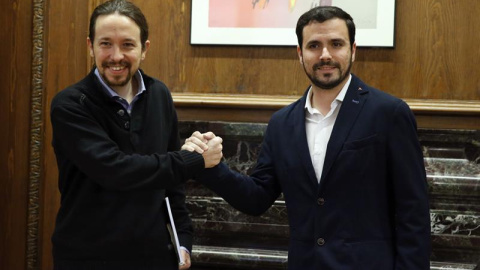 l secretario general de Podemos, Pablo Iglesias (i), y el portavoz de IU-UP, Alberto Garzón, al inicio de la reunión que han mantenido en el Congreso. / ZIPI (EFE) l secretario general de Podemos, Pablo Iglesias (i), y el portavoz de IU-UP, Alberto Garzón, al inicio de la reunión que han mantenido en el Congreso. / ZIPI (EFE)