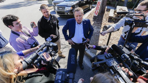 John Kasich habla con un grupo de periodistas antes de un acto de campaña. - EFE