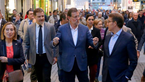 El presidente del Gobierno, Mariano Rajoy, acompañado de la ministra de Fomento, Ana Pastor, y el presidente de la Xunta de Galicia, Alberto Núñez Feijoo, durante el recorrido que ha hecho hoy por las calles de Pontevedra. EFE El presidente del Gobierno, Mariano Rajoy, acompañado de la ministra de Fomento, Ana Pastor, y el presidente de la Xunta de Galicia, Alberto Núñez Feijoo, durante el recorrido que ha hecho hoy por las calles de Pontevedra. EFE
