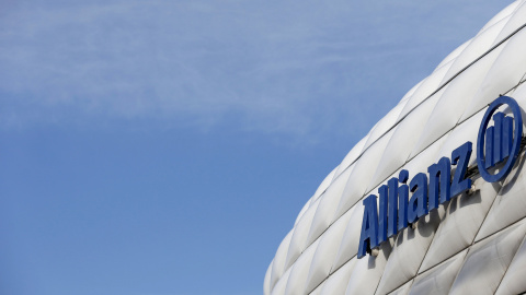 El logo de la aseguradora Allianz, en el campo de fútbol donde juega del Bayern de Munich, que patrocina y se llama Allianz Arena. REUTERS/Michaela Rehle El logo de la aseguradora Allianz, en el campo de fútbol donde juega del Bayern de Munich, que patrocina y se llama Allianz Arena. REUTERS/Michaela Rehle