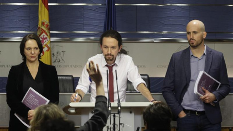 El secretario general de Podemos, Pablo Iglesias, acompañado por el portavoz económico del partido, Nacho Álvarez, y la diputada Carolina Bescansa. EFE/Javier Lizón El secretario general de Podemos, Pablo Iglesias, acompañado por el portavoz económico del partido, Nacho Álvarez, y la diputada Carolina Bescansa. EFE/Javier Lizón