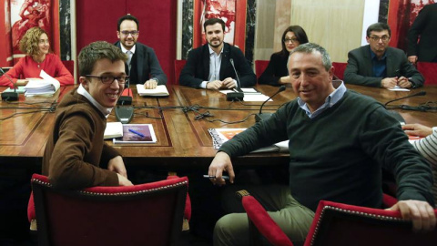 El portavoz de Pdodemos, Íñigo Errejón (i) junto a Joan Baldoví de Compromís (d) y el el portavoz parlamentario del PSOE, Antonio Hernández (2i), el líder de IU, Alberto Garzón (3i); (enfrente), entre otros, durante la reunión de los equipo