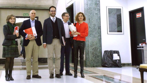 El equipo negociador del PSOE, sin Serrano, esta tarde, en el Congreso. El equipo negociador del PSOE, sin Serrano, esta tarde, en el Congreso.
