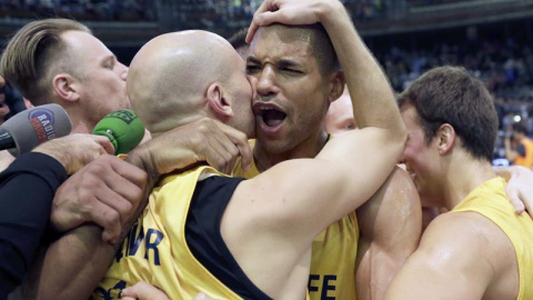 Los jugadores del Herbalife Gran Canaria celebran la victoria ante el Dominion Bilbao Basket por 81-71 tras el partido de la primera semifinal de la Copa del Rey que se juegó esta noche en el Coliseo de A Coruña. EFE/lavandeira jr Los jugadores del Herbalife Gran Canaria celebran la victoria ante el Dominion Bilbao Basket por 81-71 tras el partido de la primera semifinal de la Copa del Rey que se juegó esta noche en el Coliseo de A Coruña. EFE/lavandeira jr