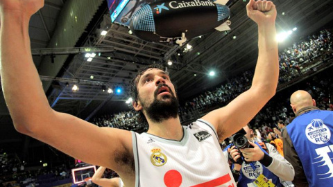 El escolta del Real Madrid Sergio Llull celebra la victoria de su equipo frente al Laboral Kutxa por 86-89 tras el partido de la segunda semifinal de la Copa del Rey que se jugó esta noche en el Coliseo de A Coruña. EFE/kiko delgado El escolta del Real Madrid Sergio Llull celebra la victoria de su equipo frente al Laboral Kutxa por 86-89 tras el partido de la segunda semifinal de la Copa del Rey que se jugó esta noche en el Coliseo de A Coruña. EFE/kiko delgado