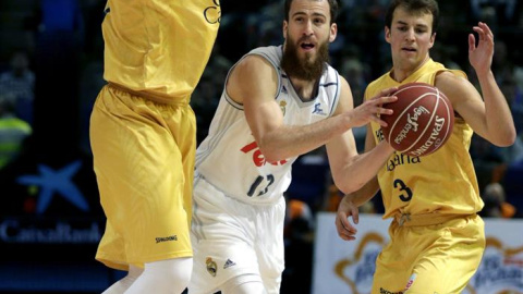 El base del Real Madrid Sergio Rodríguez (c) con el balón ante los jugadore del Herbalife Gran Canaria Alen Omic (i) y Kevin Pangos (d). EFE/Lavandeira jr El base del Real Madrid Sergio Rodríguez (c) con el balón ante los jugadore del Herbalife Gran Canaria Alen Omic (i) y Kevin Pangos (d). EFE/Lavandeira jr