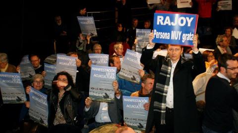 Muchos de los asistentes al pleno municipal de Pontevedra que nombrará al presidente del Gobierno en funciones Mariano Rajoy 'persona non grata' por ampliar la concesión, por sesenta años, a la celulosa Ence, que seguirá en la ría, muestran