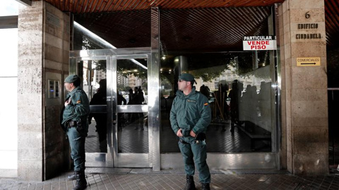 El exvicealcande de Valencia Alfonso Grau ha sido detenido esta mañana por agentes de la Guardia Civil en relación con la trama de financiación ilegal del PP en el Ayuntamiento de Valencia. En la imagen, varios agentes de la Guardia Civil e