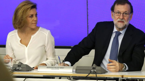María Dolores de Cospedal y Mariano Rajoy durante la reunión del Comité Ejecutivo Nacional del PP. / SERGIO BARRENECHEA (EFE) María Dolores de Cospedal y Mariano Rajoy durante la reunión del Comité Ejecutivo Nacional del PP. / SERGIO BARRENECHEA (EFE)