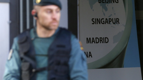 Un agente de la Guardia Civil, en la puerta de la sede del banco chino ICBC en Madrid, durante lo registros de la semana pasada. REUTERS/Sergio Perez