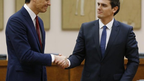 Los líderes de PSOE y C's, Pedro Sánchez y Albert Rivera, durante el acto de firma del acuerdo. EFE/Chema Moya Los líderes de PSOE y C's, Pedro Sánchez y Albert Rivera, durante el acto de firma del acuerdo. EFE/Chema Moya