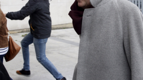 Ildefonso Sánchez Barcoj, el ex número dos de Caja Madrid con Miguel Blesa, a su llegada a los juzgados de Plaza de Castilla para declarar en relación con los sobresueldos que supuestamente recibió la cúpula de la caja. EFE/Javier Lizón Ildefonso Sánchez Barcoj, el ex número dos de Caja Madrid con Miguel Blesa, a su llegada a los juzgados de Plaza de Castilla para declarar en relación con los sobresueldos que supuestamente recibió la cúpula de la caja. EFE/Javier Lizón