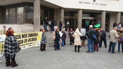 Un grupo de preferentistas concentrado en la entrada de los juzgados de la madrieña Plaza de Castilla. E.P. Un grupo de preferentistas concentrado en la entrada de los juzgados de la madrieña Plaza de Castilla. E.P.