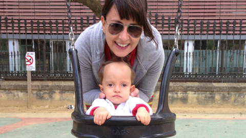 Celia juega con su hijo Guille
